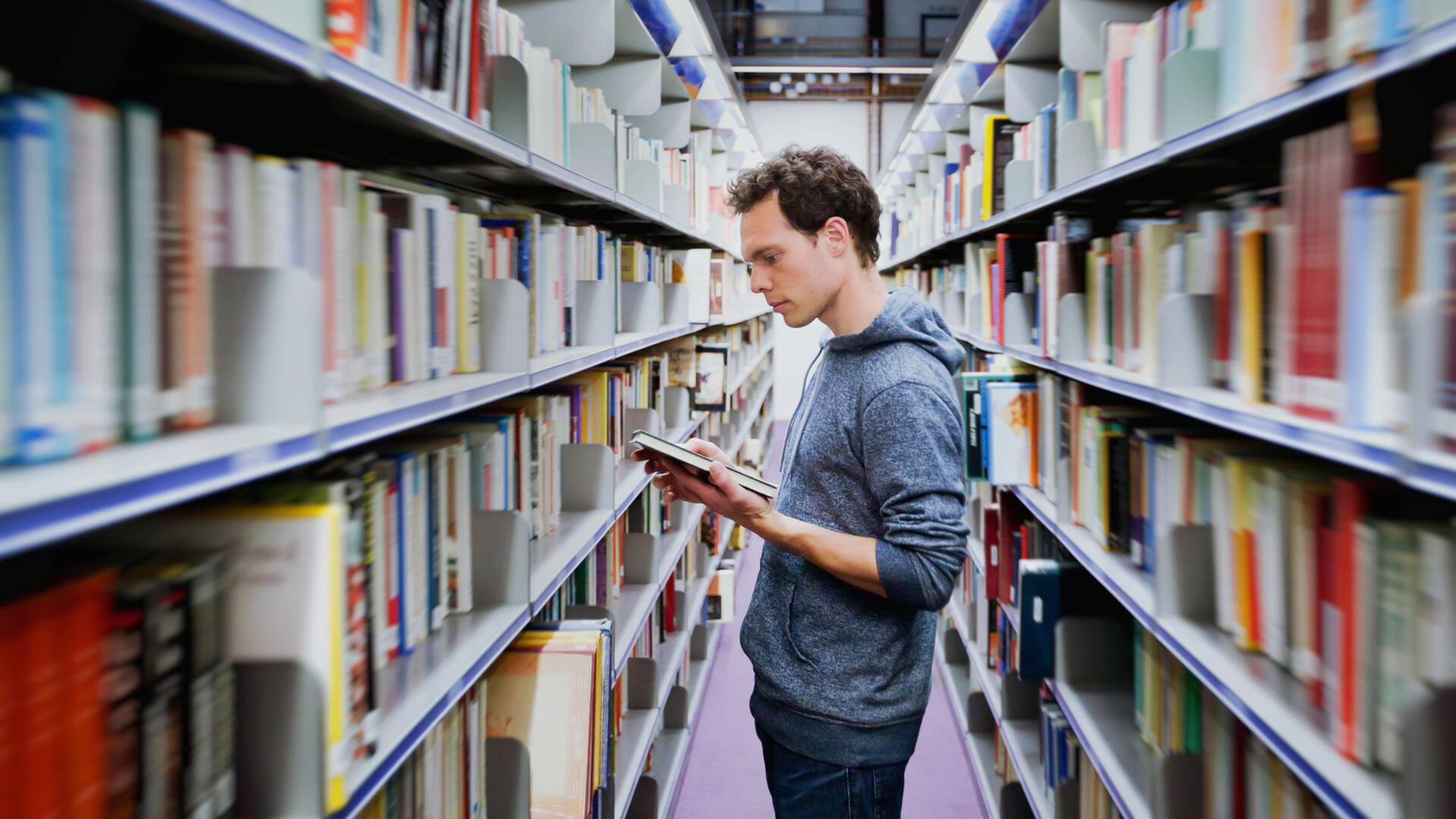 Etudiant à la bibliothèque